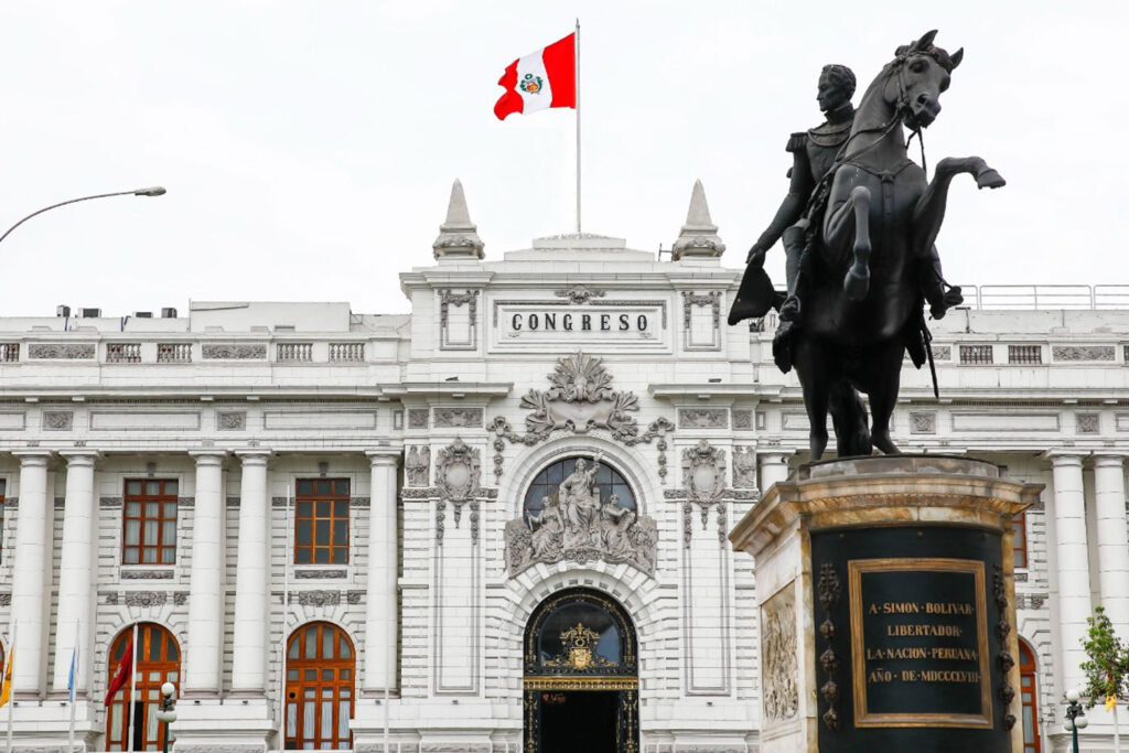 Dr. Luis Rojas Gallardo analiza el control parlamentario en "Café con Ciencia Renovado" de la UPSJB 2 Fachada del Congreso del Perú con la estatua de Simón Bolívar y la bandera nacional.