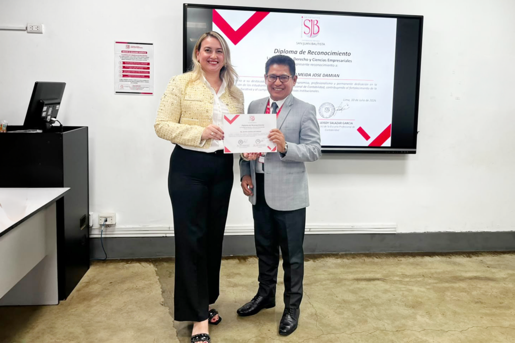 La decana de la Facultad de Derecho y Ciencias Empresariales entrega un diploma de reconocimiento a docentes univeristarios destacados durante la ceremonia conmemorativa por el Día del Docente Universitario.