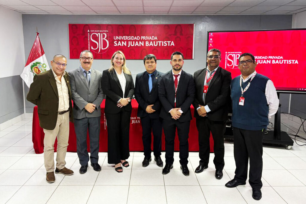 Autoridades académicas y docentes de la Facultad de Derecho y Ciencias Empresariales posan en una fotografía grupal durante la ceremonia de reconocimiento realizada en la Universidad Privada San Juan Bautista.