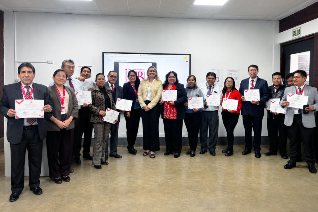 Docentes de las diferentes Escuelas Profesionales de la Facultad de Derecho y Ciencias Empresariales muestran sus diplomas de reconocimiento junto a la decana al finalizar la ceremonia en la UPSJB.