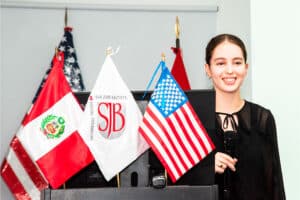 Lili Wade, investigadora Fellow de la Universidad de Colorado, expone su proyecto de investigación en Tecnología Médica durante una conferencia dirigida a estudiantes de la UPSJB.