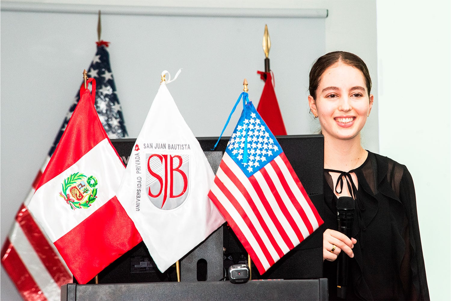 Lili Wade, investigadora Fellow de la Universidad de Colorado, expone su proyecto de investigación en Tecnología Médica durante una conferencia dirigida a estudiantes de la UPSJB.