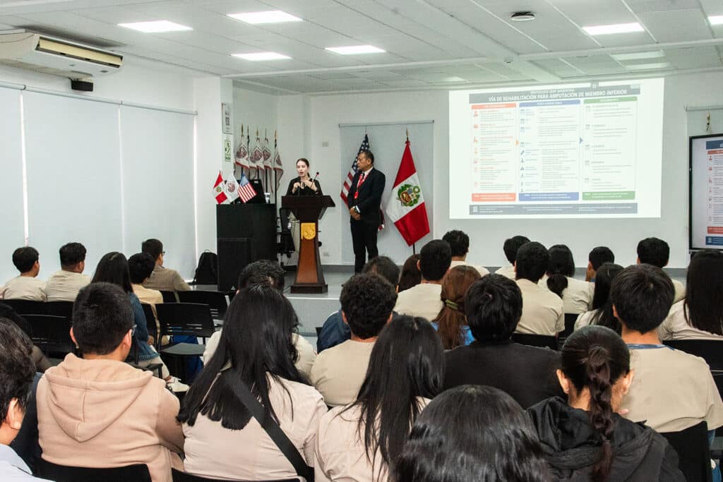 Internacionalización de la investigación en Tecnología Médica impulsa la mentoría en la UPSJB 1 Estudiantes de la Escuela Profesional de Tecnología Médica de la UPSJB asisten a la presentación de una investigadora de la Universidad de Colorado sobre un proyecto de salud global.