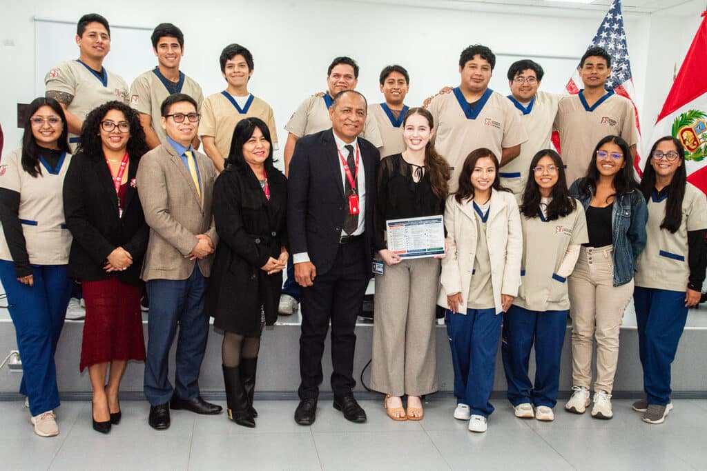 UPSJB fortalece la investigación con alianzas internacionales Lili Wade, investigadores y estudiantes de la Escuela Profesional de Tecnología Médica de la UPSJB posan junto al equipo docente durante la jornada académica de investigación.