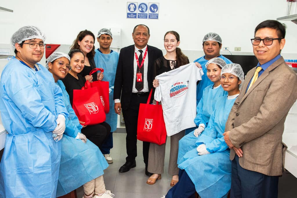 Investigación e internacionalización fortalecen la formación en la UPSJB Lili Wade visita los laboratorios de la Escuela Profesional de Tecnología Médica de la UPSJB junto a docentes y estudiantes durante su pasantía de investigación.