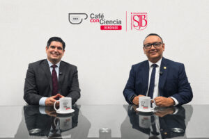 El Mag. Luis Andrés Roel Alva y el conductor de Café con Ciencia Renovado participan en una entrevista sobre el funcionamiento y los nuevos retos del Congreso bicameral en Perú, durante la grabación del programa de la Universidad Privada San Juan Bautista.