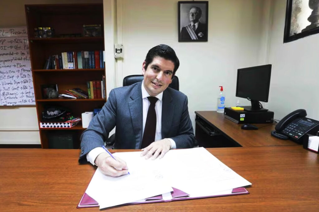 El Mag. Luis Andrés Roel Alva, abogado y especialista en derecho parlamentario, posa en su despacho durante una entrevista sobre el Congreso bicameral y los retos del sistema político peruano.