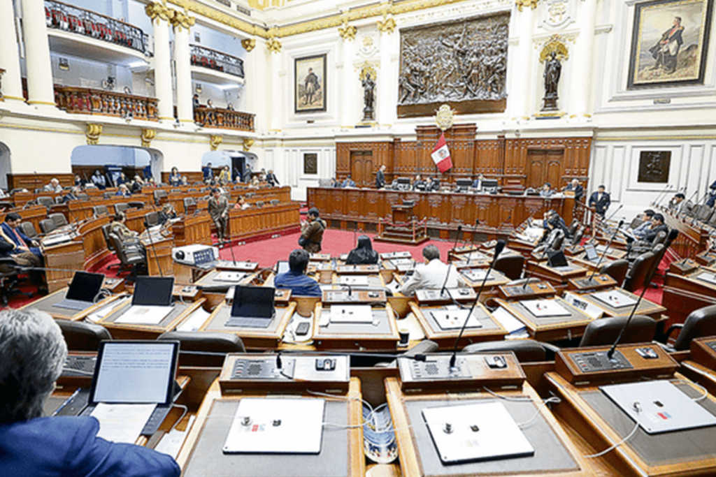 Dr. Luis Rojas Gallardo analiza el control parlamentario en "Café con Ciencia Renovado" de la UPSJB 3 Sesión parlamentaria en el hemiciclo del Congreso del Perú con autoridades y representantes.