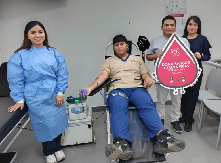 Estudiante participa en campaña de donación de sangre organizada por la UPSJB Filial Ica.
