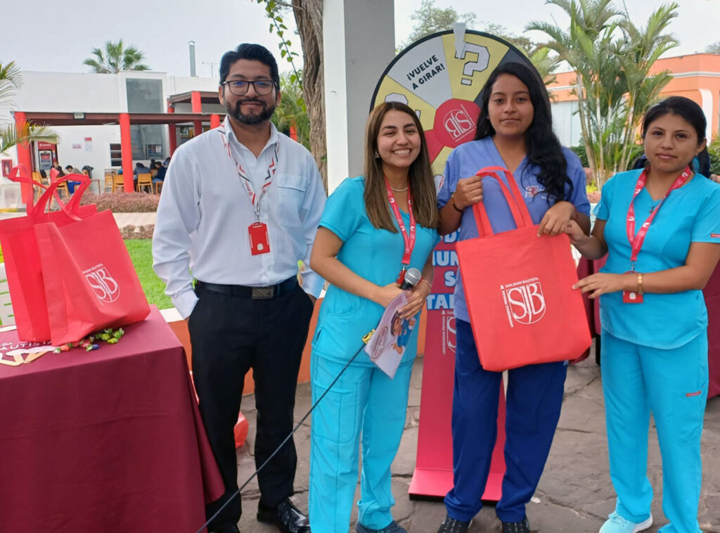 Ambientes libres de tabaco: UPSJB promueve la prevención y el bienestar en Feria de Salud en campus Chorrillos 3 Estudiantes de la UPSJB exhiben material educativo sobre prevención del tabaquismo y salud respiratoria.