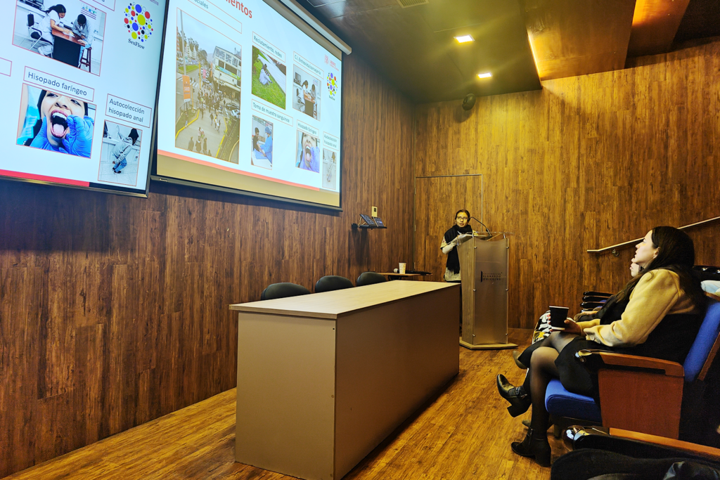 Estudiante de Tecnología Médica de la UPSJB presenta investigación en importante jornada científica en Chile 1 Estudiante de Tecnología Médica de la UPSJB expone los resultados de su investigación durante una jornada científica realizada en una universidad de Chile.