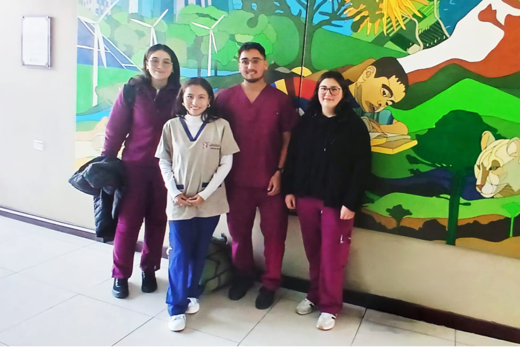 Estudiante de Tecnología Médica de la UPSJB presenta investigación en importante jornada científica en Chile 4 Estudiante de Tecnología Médica de la UPSJB junto a estudiantes y profesionales durante su estancia académica en Chile.