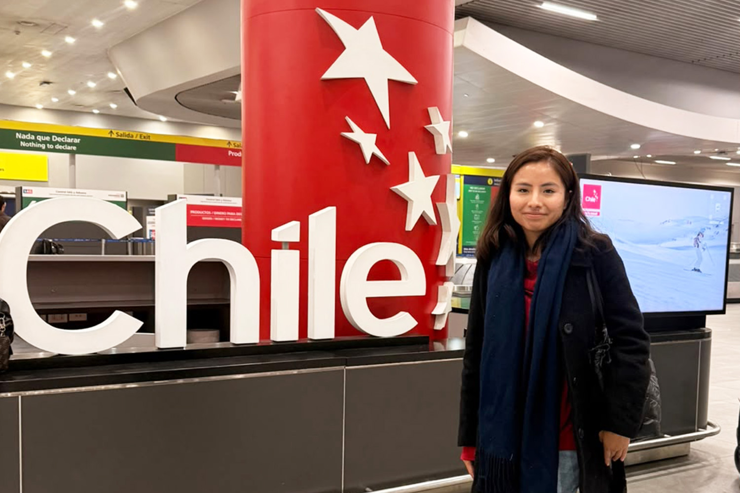 Estudiante de Tecnología Médica de la UPSJB en el Aeropuerto Internacional de Santiago durante su viaje académico a Chile.