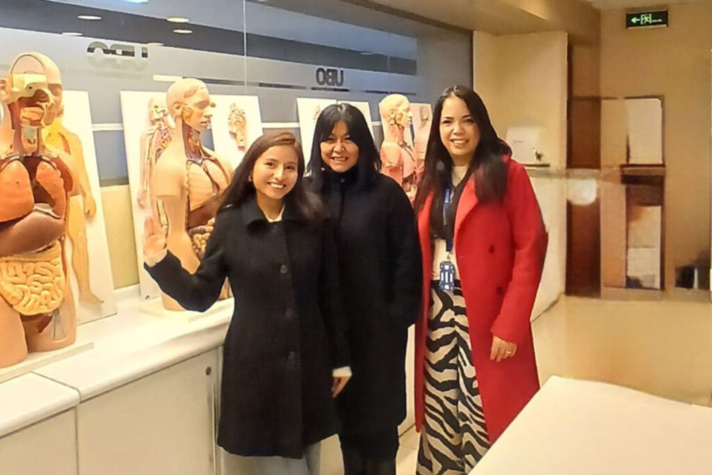 Estudiante de Tecnología Médica de la UPSJB presenta investigación en importante jornada científica en Chile 2 Estudiante de Tecnología Médica de la UPSJB junto a docentes e investigadoras durante una visita a laboratorios especializados en Chile.