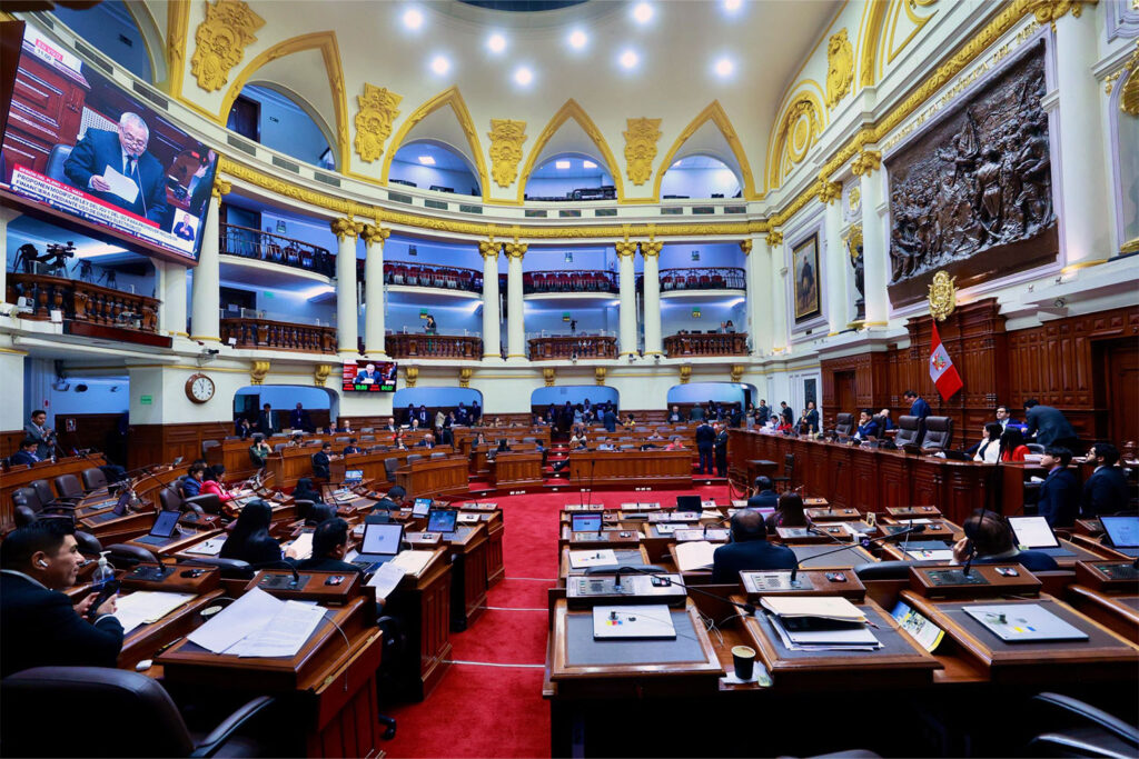 Vista panorámica del hemiciclo del Congreso de la República del Perú durante una sesión parlamentaria, escenario del análisis sobre el funcionamiento y los retos del Congreso bicameral abordado en Café con Ciencia Renovado.