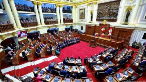 Vista del hemiciclo del Congreso del Perú durante una sesión parlamentaria. Control parlamentario en el Congreso del Perú.