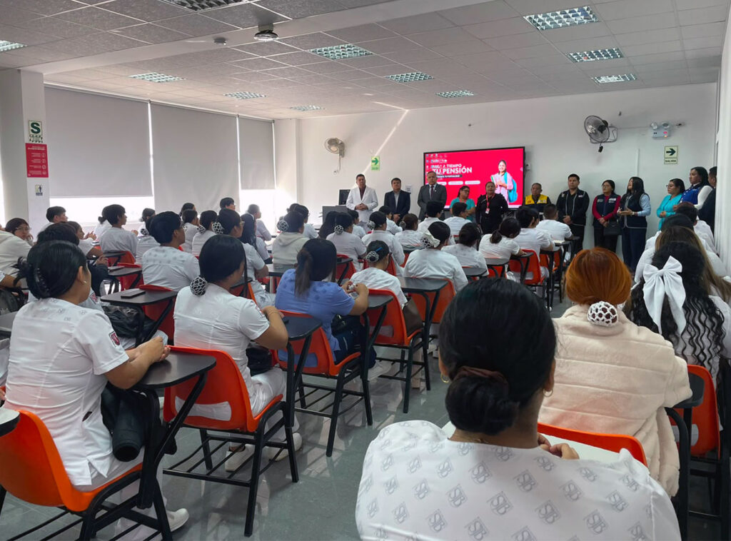 Campaña preventiva contra el dengue fortalece la salud comunitaria en Ica con participación de UPSJB 3 Dr. Alfredo Mendieta Leyva brinda palabras a estudiantes durante campaña preventiva contra el dengue organizada por la UPSJB.