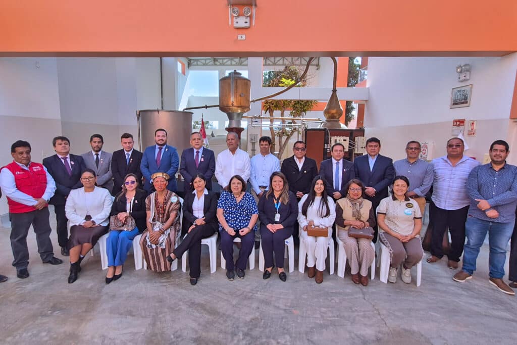 Autoridades, especialistas y productores durante la jornada "Alma de Chocolate, Espíritu de Pisco" Fotografía grupal de autoridades de la Universidad Privada San Juan Bautista, representantes de instituciones públicas, productores, empresarios y especialistas durante la actividad "Alma de Chocolate, Espíritu de Pisco", realizada en Bodega ARPE por el Día Nacional del Pisco.