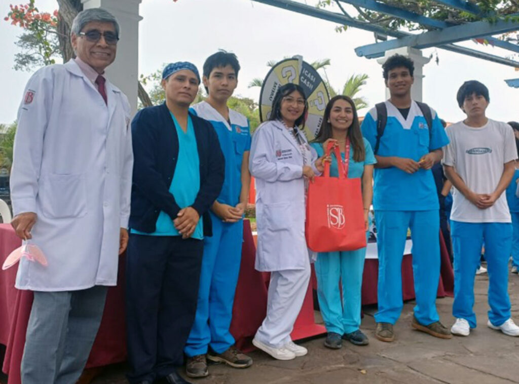 Ambientes libres de tabaco: UPSJB promueve la prevención y el bienestar en Feria de Salud en campus Chorrillos 2 Docentes y estudiantes de la UPSJB durante actividades de sensibilización sobre ambientes libres de tabaco.