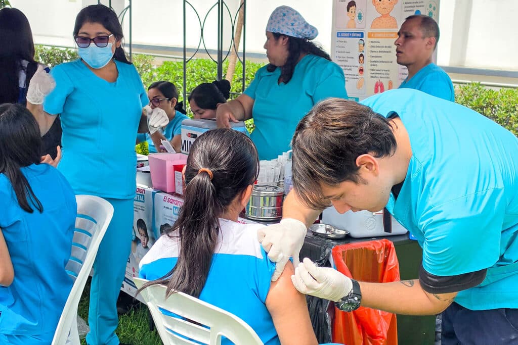 UPSJB y Minsa unen esfuerzos en la campaña preventiva promocional ‘Ponle el Pare al Sarampión’ para promover la salud preventiva integral 3 Blog3 3
