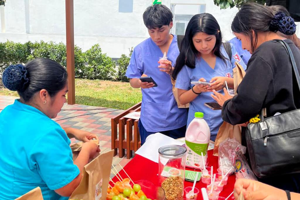 UPSJB realiza Campaña de Alimentación Saludable junto a la DIRIS Lima Sur en el Campus Chorrillos 2 Blog3 5 3