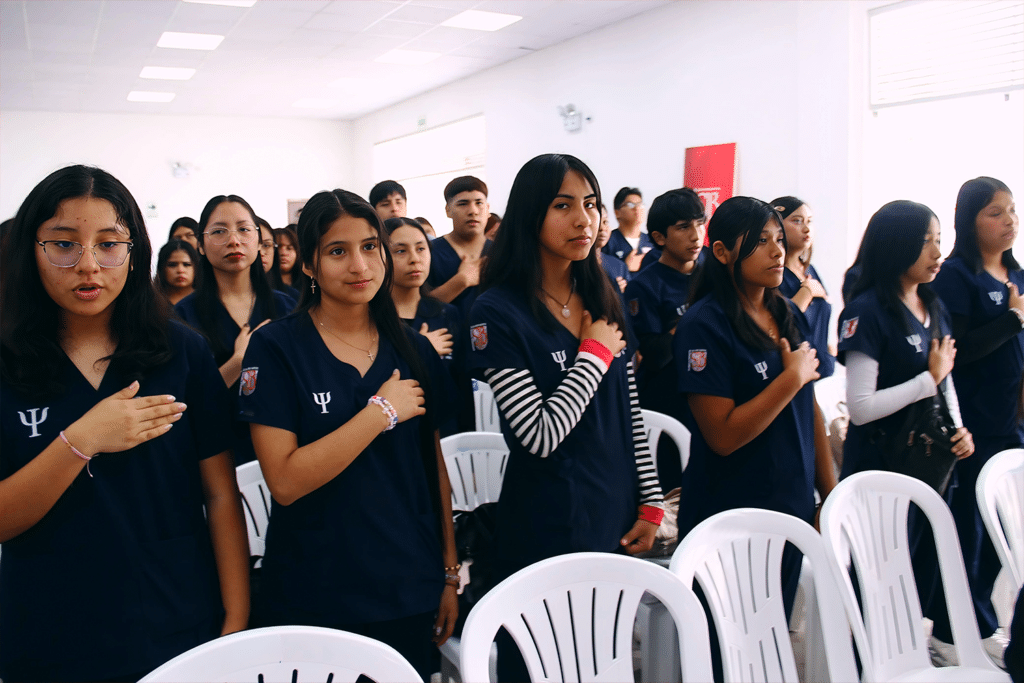 Ceremonia de Bienvenida “El compromiso de escuchar” fortalece la identidad profesional de los estudiantes de Psicología en la Filial Chincha 4 3