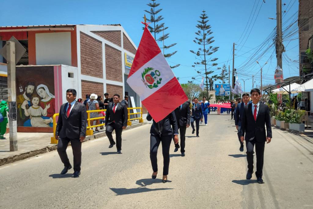 UPSJB Filial Chincha participa en desfile cívico por el 489.º aniversario de Chincha Baja 3 BLOG DESFILE 1