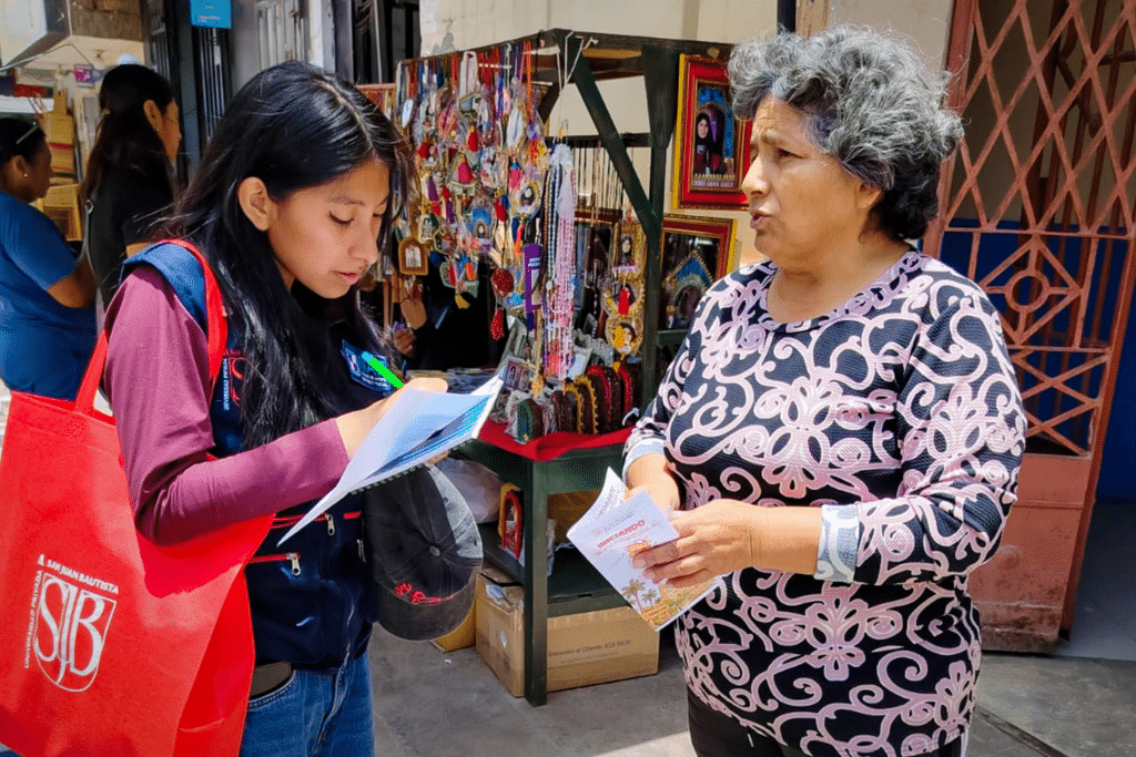 Estudiantes de Contabilidad de la UPSJB promueven la cultura tributaria en Chincha mediante el proyecto NAF 2 BLOG NAF 2