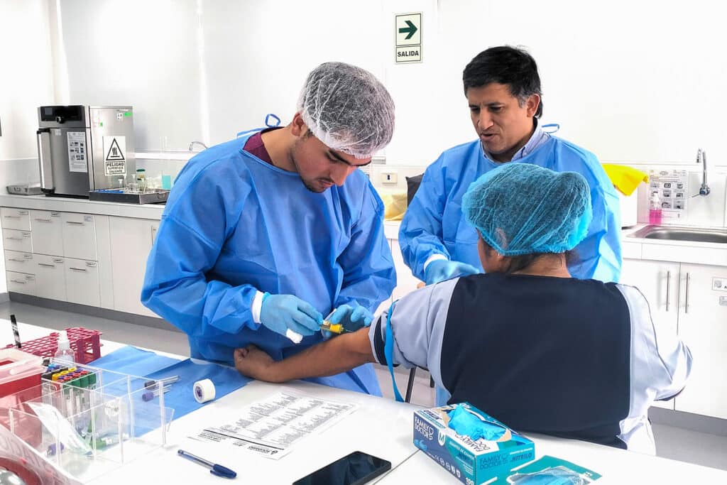 Estudiantes de Chile realizan pasantía internacional de Tecnología Médica en la UPSJB 1 Blog2 9