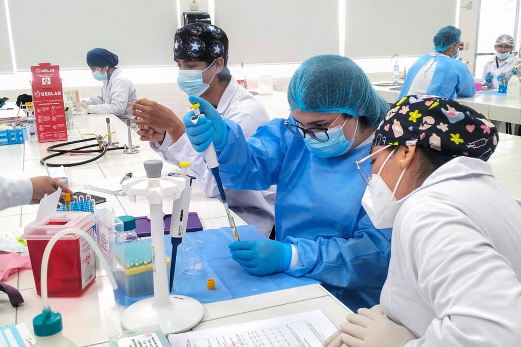 Estudiantes de Chile realizan pasantía internacional de Tecnología Médica en la UPSJB 2 Blog3 7