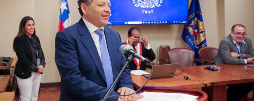 Dr. Luis Rojas Gallardo, brinda palabras de bienvenida a los estudiantes y representantes de la Maestría en Derecho, Gestión Parlamentaria y Sistemas Electorales de la Universidad Privada San Juan Bautista en la Academia Parlamentaria de la Cámara de Diputadas y Diputados de la República de Chile.