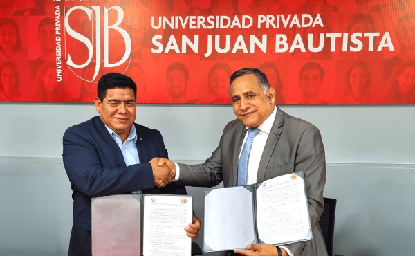 El rector Dr. Alfredo Mendieta Leyva y el alcalde Ing. Félix Ramos Peña sellan la alianza con un gesto de compromiso mutuo por el crecimiento de Tate.