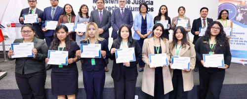 Foto grupal de participantes del Secigra 2025. Helen Quispe Mendoza posa en la fila inferior, como tercera persona desde la izquierda.