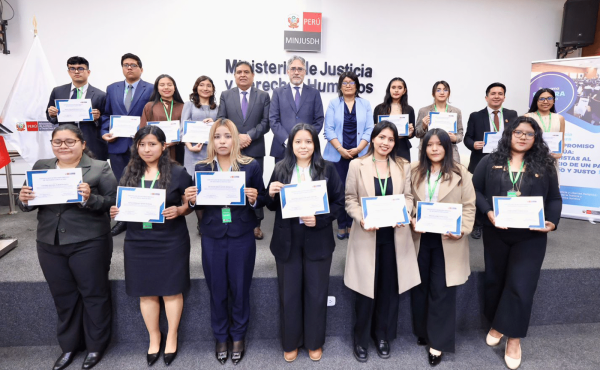 Foto grupal de participantes del Secigra 2025. Helen Quispe Mendoza posa en la fila inferior, como tercera persona desde la izquierda.