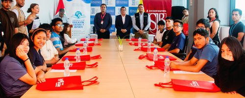 Grupo de estudiantes becados por la UPSJB junto a autoridades en Chorrillos