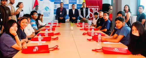 Grupo de estudiantes becados por la UPSJB junto a autoridades en Chorrillos