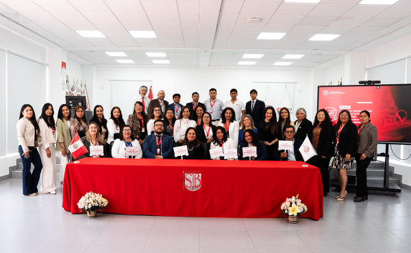 Directores, coordinadores, docentes y estudiantes unidos en la firma simbólica del Pacto con la Calidad.