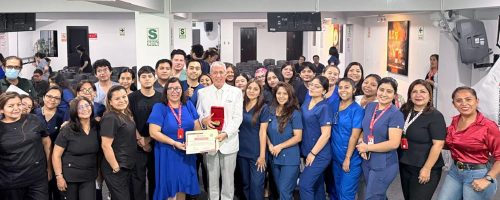 Fotografía grupal de estudiantes de Medicina de la UPSJB junto al Dr. Chávarri y autoridades en la Masterclass de Láser Dermoestético.