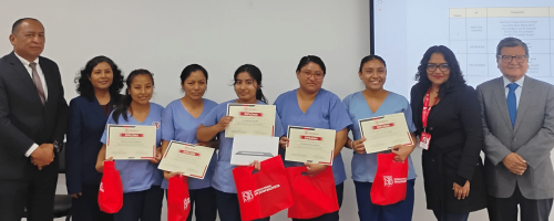 Los equipos finalistas reciben el reconocimiento institucional durante la ceremonia oficial del VI Concurso de Video ODS en la UPSJB.