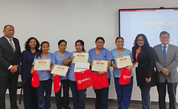 Los equipos finalistas reciben el reconocimiento institucional durante la ceremonia oficial del VI Concurso de Video ODS en la UPSJB.