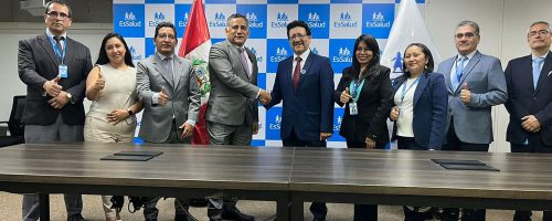 Toma amplia de grupo con autoridades y directivos de la UPSJB y EsSalud posando sonrientes y haciendo el gesto de pulgar arriba tras el apretón de manos que ratifica su convenio.
