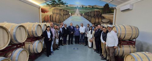 Asistentes participan en la experiencia de cata y maridaje "Alma de Chocolate, Espíritu de Pisco" durante las celebraciones por el Día Nacional del Pisco, organizadas por la UPSJB, Bodega ARPE y la Cámara de Comercio de Ica.