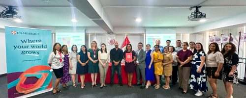 Foto grupal de docentes del Centro de Idiomas de la Universidad Privada San Juan Bautista junto a la expositora internacional de Cambridge, al finalizar la capacitación sobre IA generativa en el Auditorio Luis Abraham Elías Ghezzi, en San Borja.