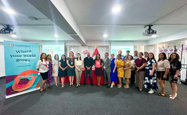 Foto grupal de docentes del Centro de Idiomas de la Universidad Privada San Juan Bautista junto a la expositora internacional de Cambridge, al finalizar la capacitación sobre IA generativa en el Auditorio Luis Abraham Elías Ghezzi, en San Borja.