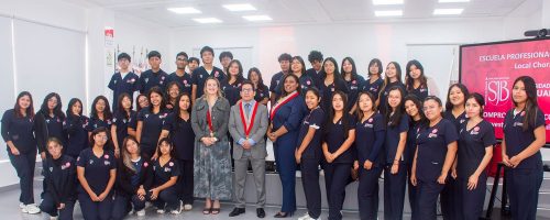 Foto grupal de estudiantes de la Escuela Profesional de Psicología de la UPSJB junto a las autoridades académicas en el campus Chorrillos durante la ceremonia de investidura.