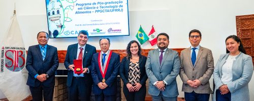 Delegación de la UFRRJ y autoridades de la UPSJB en fotos luego de la firma del convenio de cooperación internacional