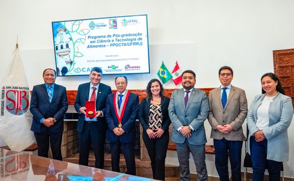 Delegación de la UFRRJ y autoridades de la UPSJB en fotos luego de la firma del convenio de cooperación internacional