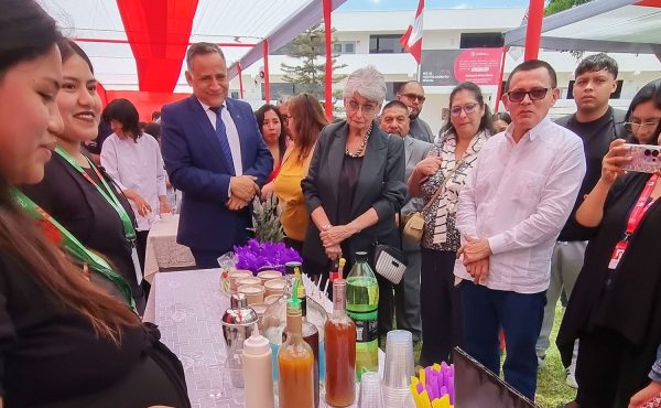 Las autoridades universitarias recorren los stands y reconocen el talento, la innovación y el compromiso de los estudiantes participantes.