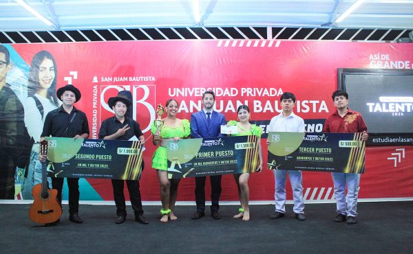 Los ganadores de San Juan Tiene Talento celebran su triunfo tras una presentación que destacó por su calidad artística y dominio escénico en la Filial Ica de la UPSJB.