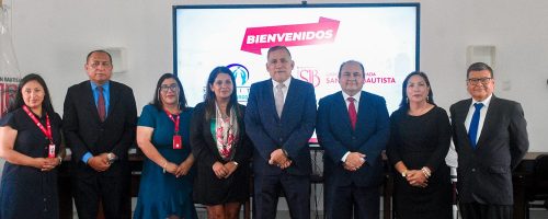 Autoridades de la Universidad Privada San Juan Bautista y del Hospital Carlos Lanfranco La Hoz posan tras la firma del convenio en el Campus Hacienda Villa.